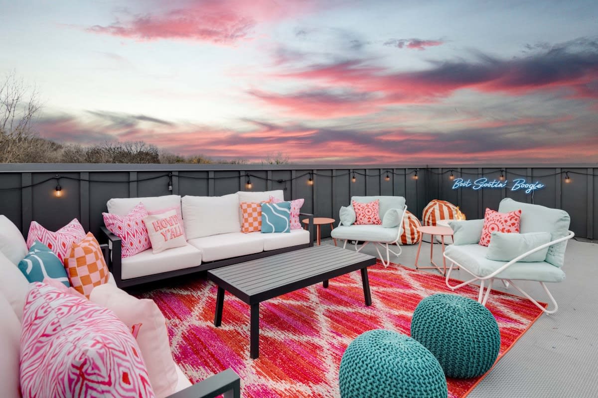 Giant rooftop lounge w/ fire pit & grill