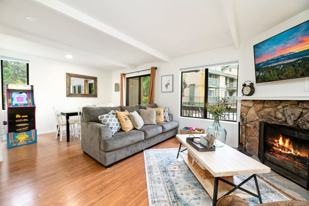 Open modern living area. Fun free Miss Pacman.