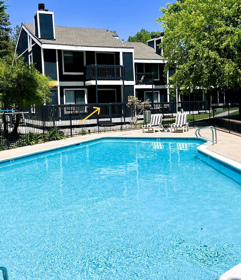 Bottom Unit Pool View