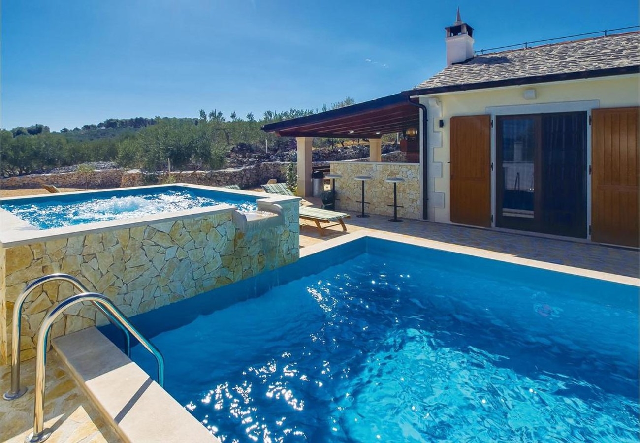 Property Image 2 - Anabella - open swimming pool - H(7)