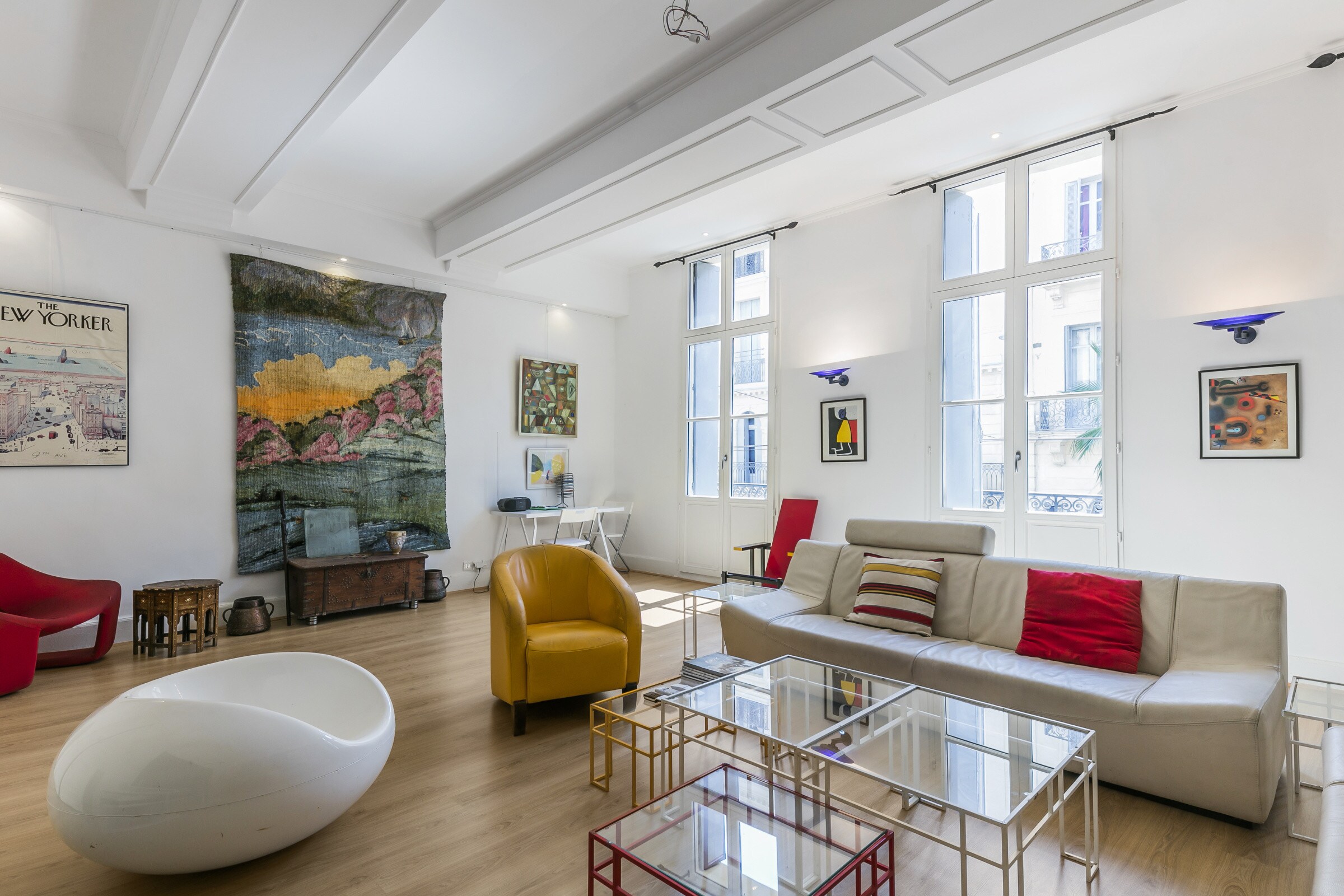 Large bright living room, carefully decorated, with a flat screen TV