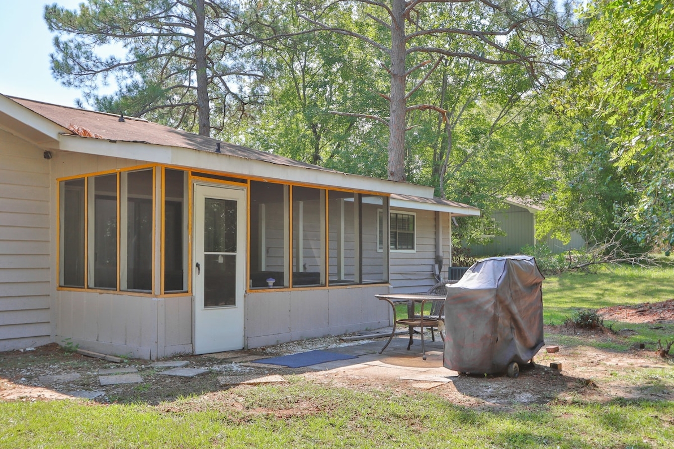 Roomy 4BR, 8 Beds + Hot Tub in Prime WarnerRobins