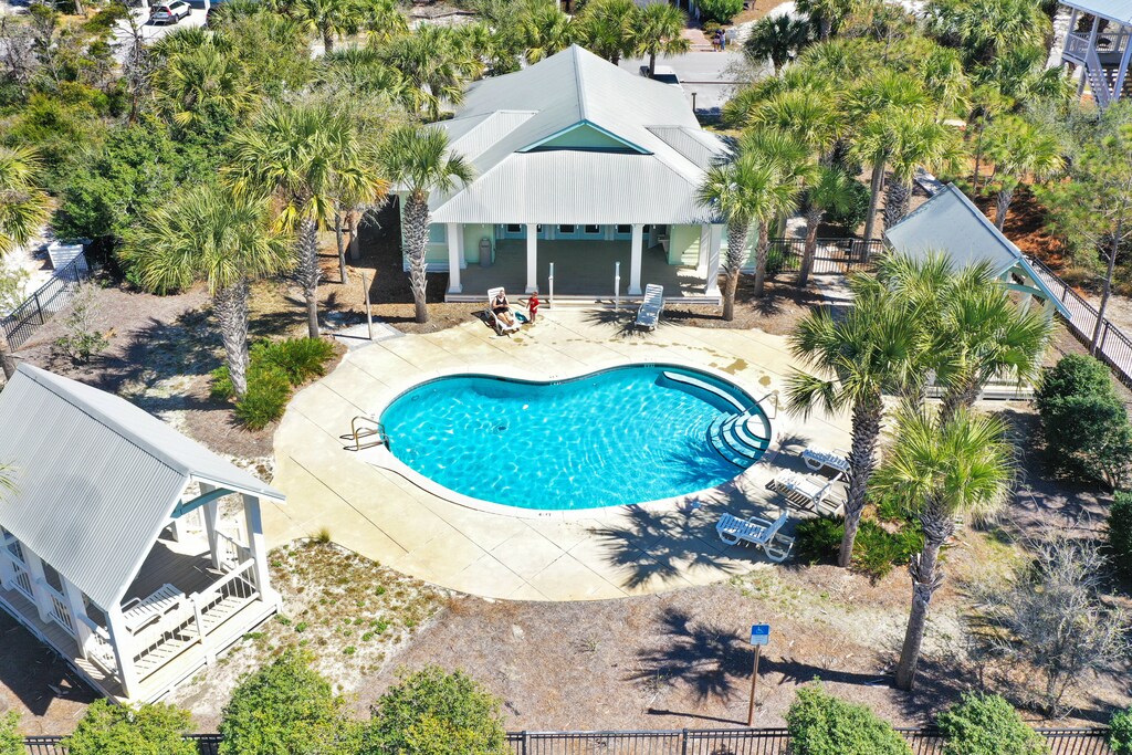 Community Pool & Clubhouse