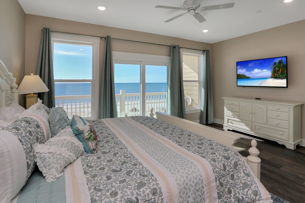 Bedroom 1 - TV & Gulf View