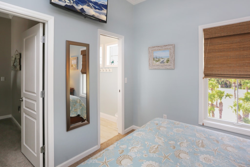 Bedroom 4 with TV & Full Bath
