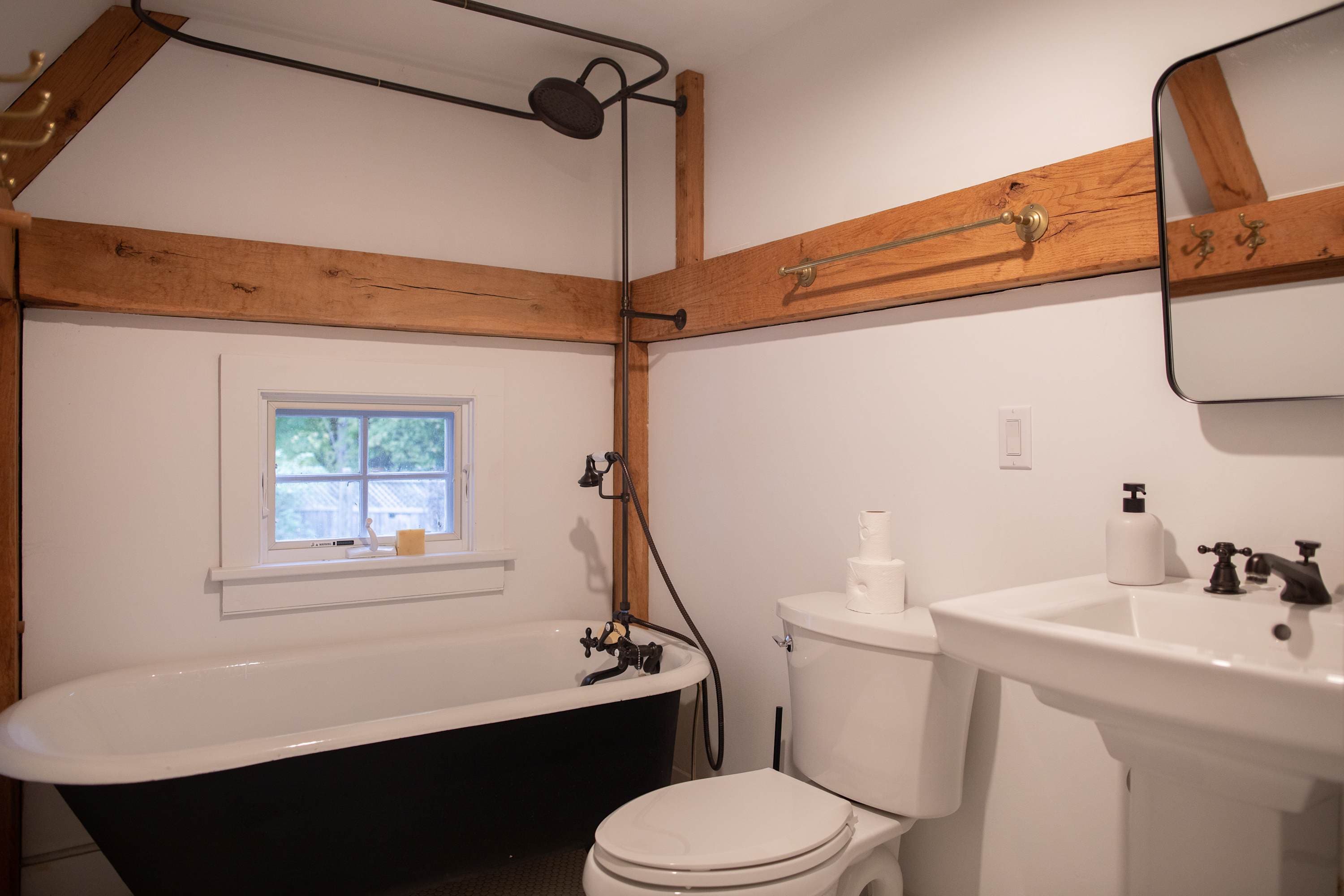 Mohawk Mountain Retreat: 5 Mins to Skiing 