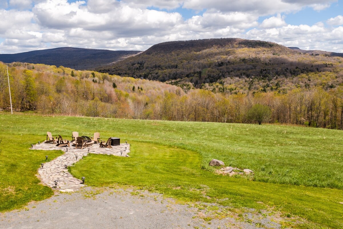 Belleayre View: Paramount Views, Hot Tub + Firepit