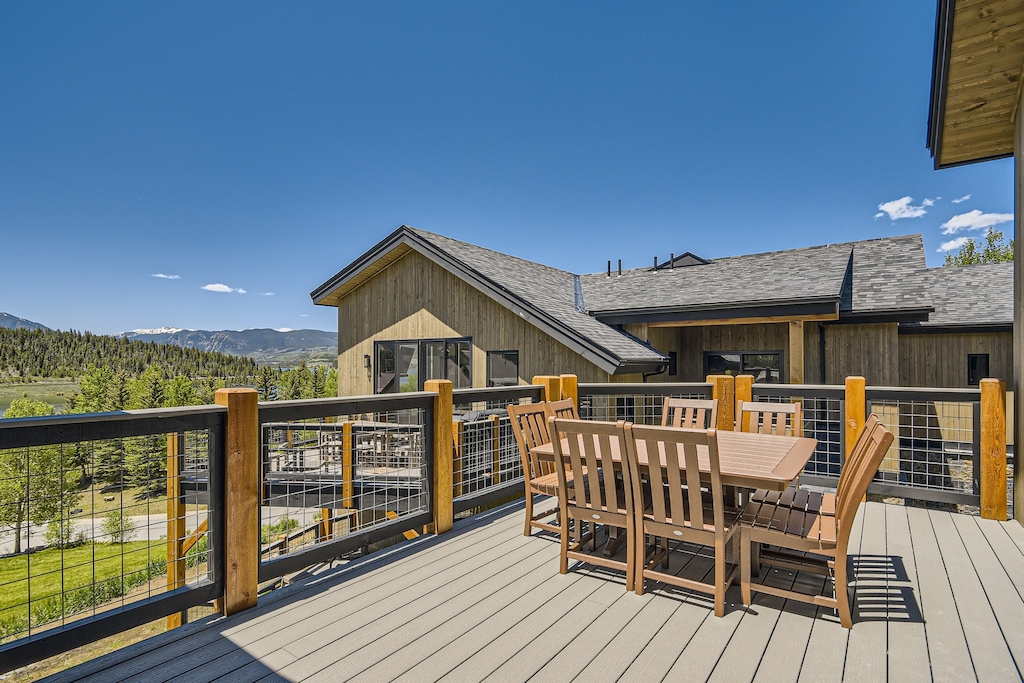 Upper deck with grill.