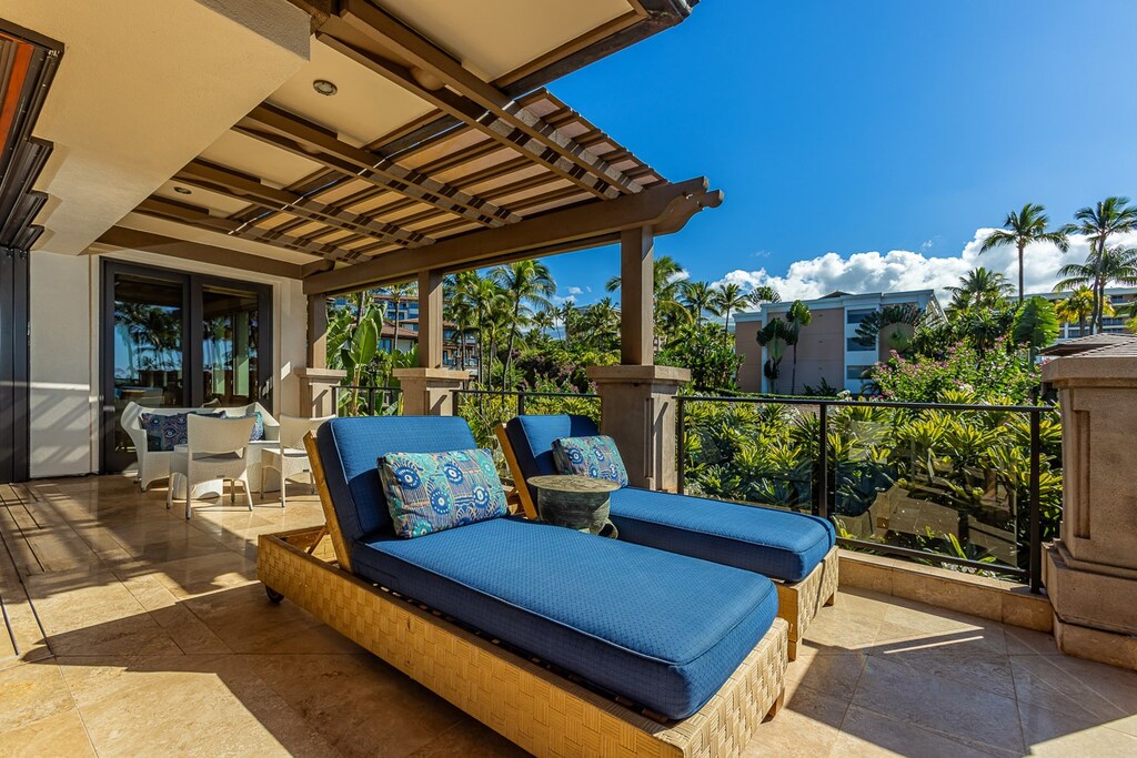 Spacious lanai with plenty of seating to relax