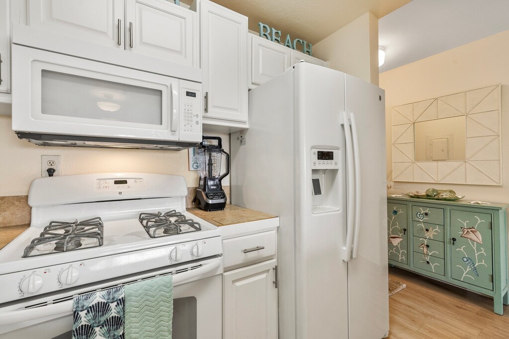 Fully equipped kitchen.