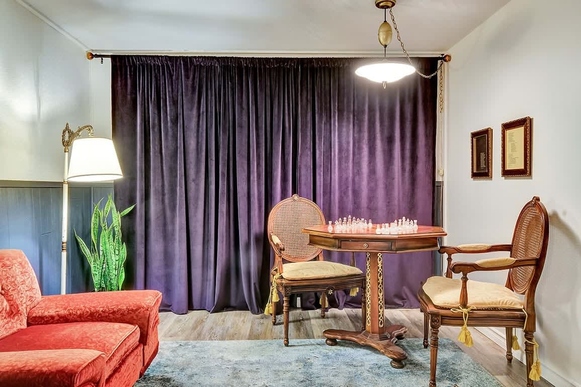 Retro vibe w/ hot tub, piano lounge and vinyls