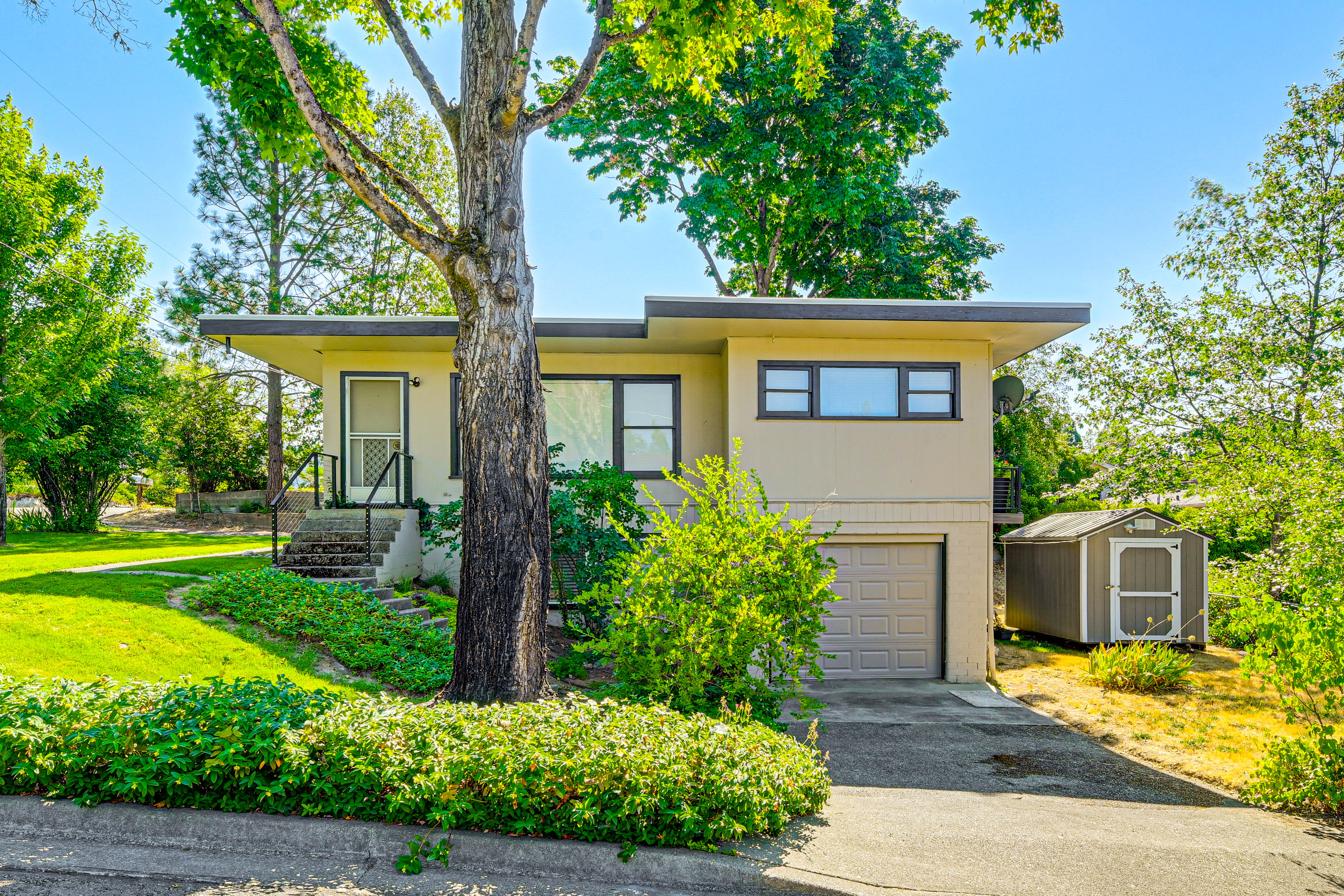 Property Image 2 - Grants Pass Getaway w/ Expansive Deck!