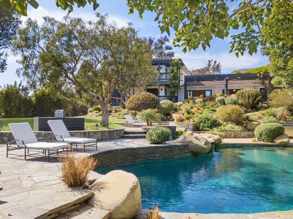 Pour a glass of champagne, relax on the cushioned loungers or in the pool and celebrate your gorgeous vacation.