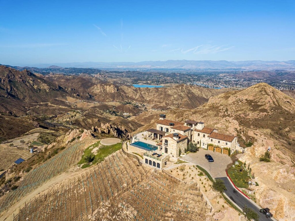 Located within easy trips to Zuma Beach, Nobu Malibu, Soho House and much more.