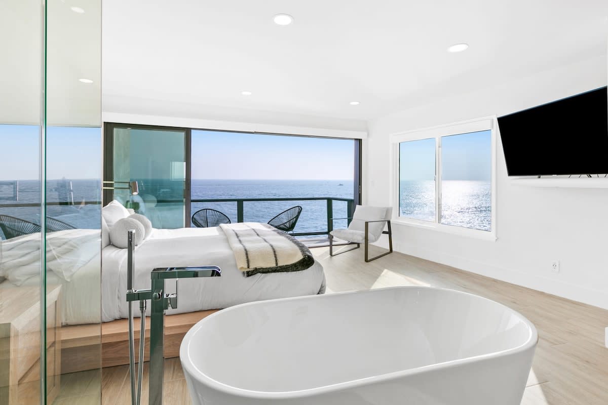 Have a romantic bath while looking out at the ocean.