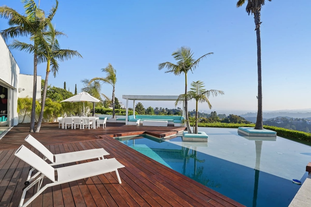 Lounging in luxury! Enjoy the California sun on the elegant sunbeds, where comfort meets style. 