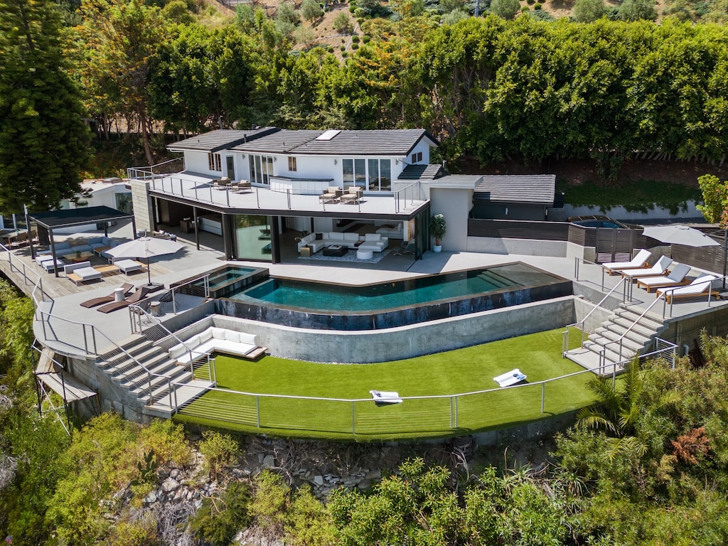 Luxurious villa on Malibu's exclusive Carbon Beach!