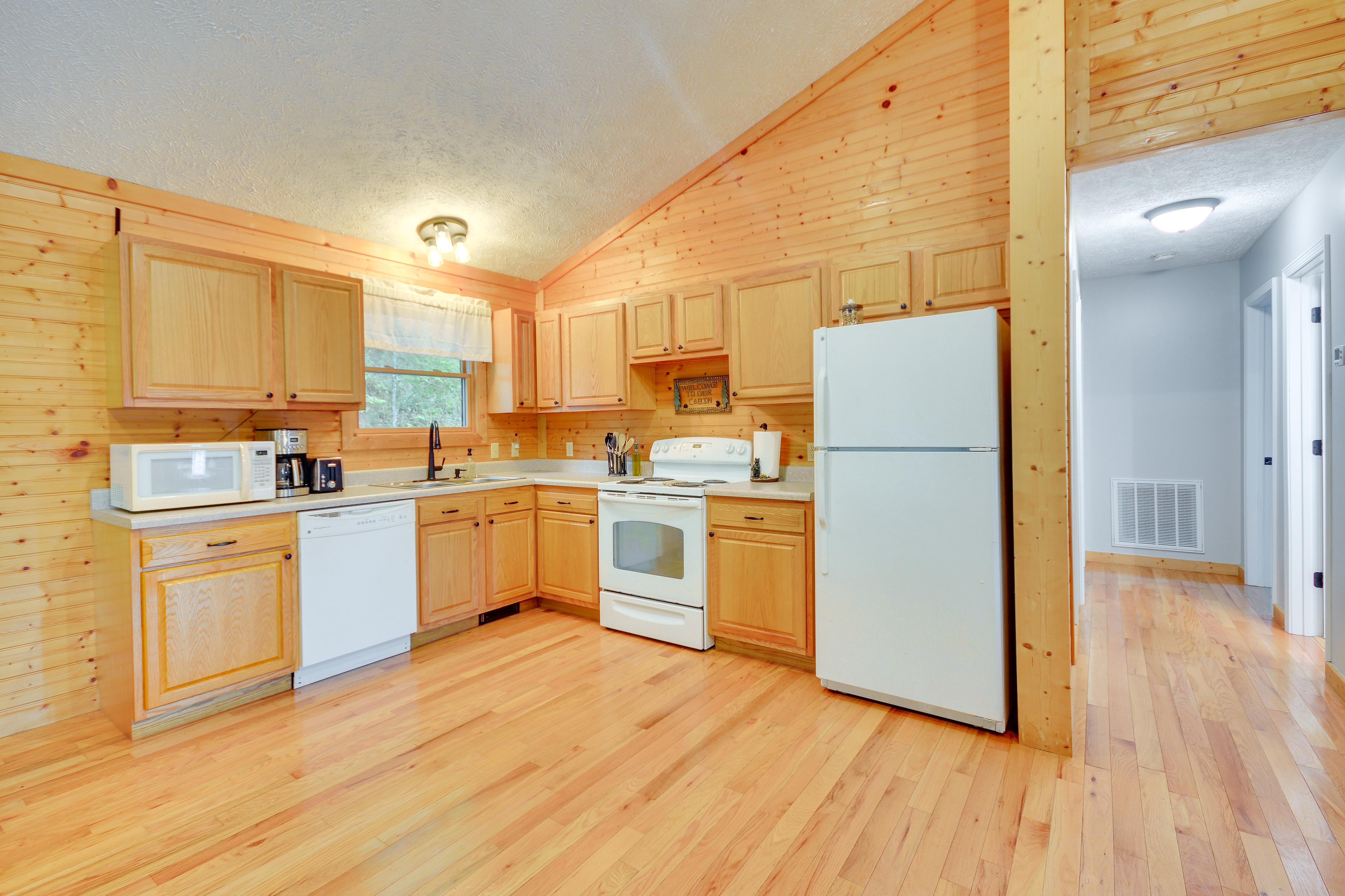 Mtn View + Fire Pit: Pet-Friendly Woodlawn Cabin!