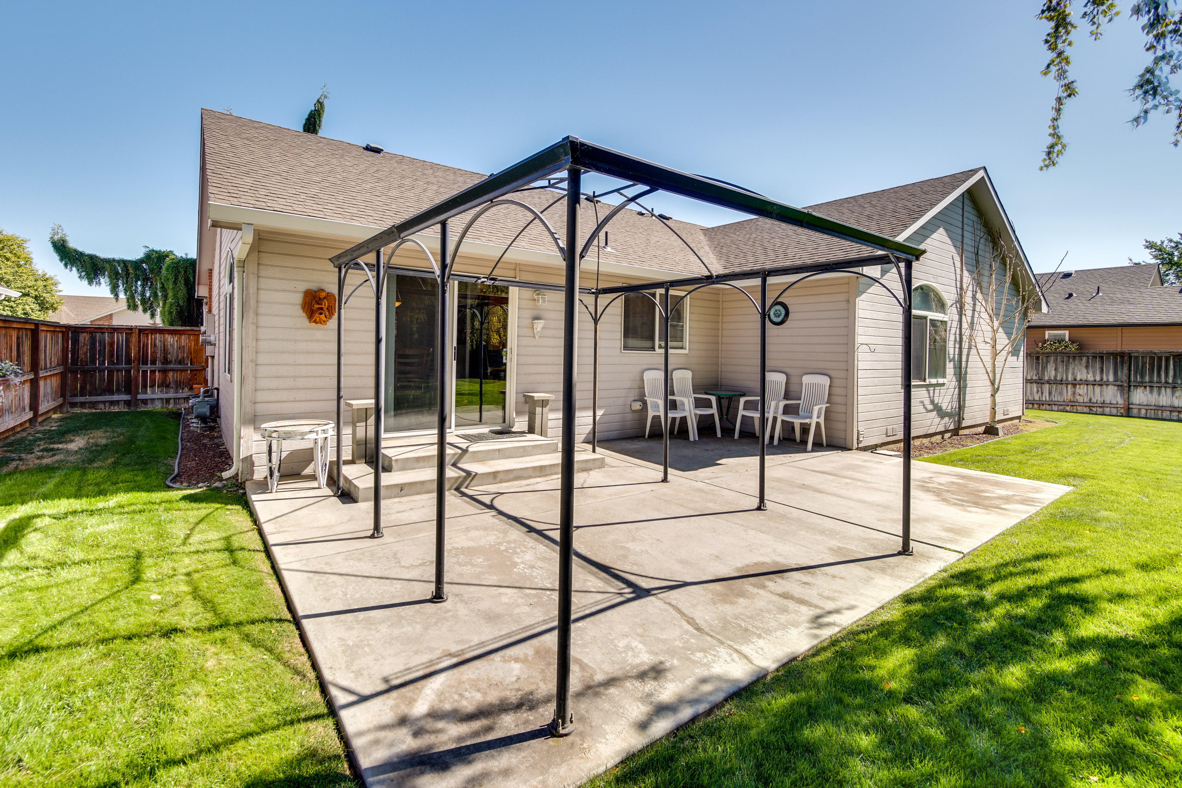 6 Mi to Dtwn Yakima: Central Washington Home