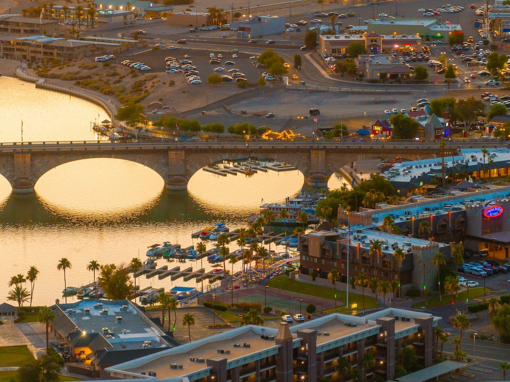 Just Minutes from the London Bridge and Havasu Restuarants & Nightlife