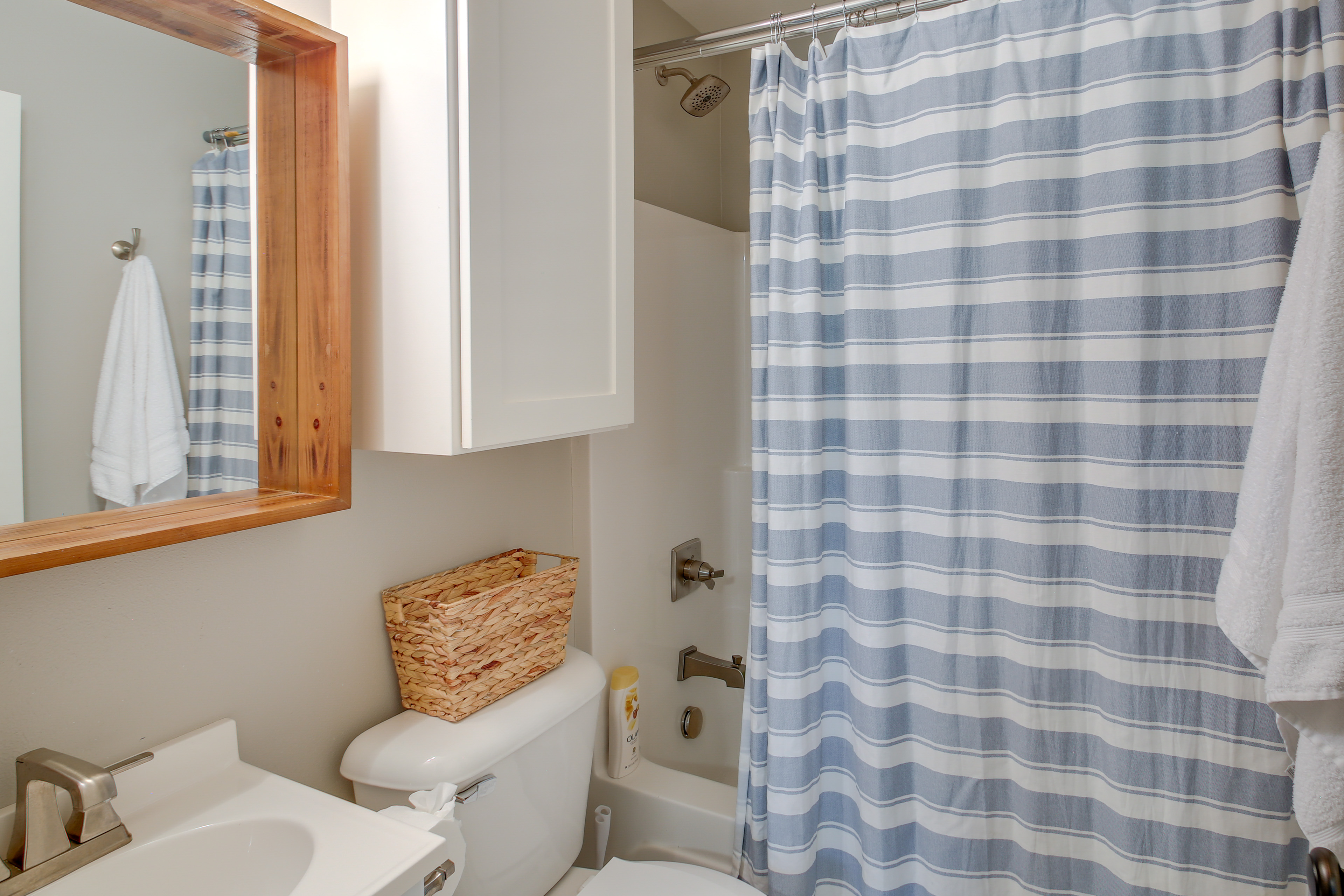 Peaceful Hot Springs Home: Deck w/ Water Views!