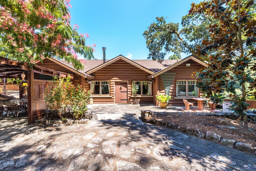 Welcome to the historic Rocktop Lodge!