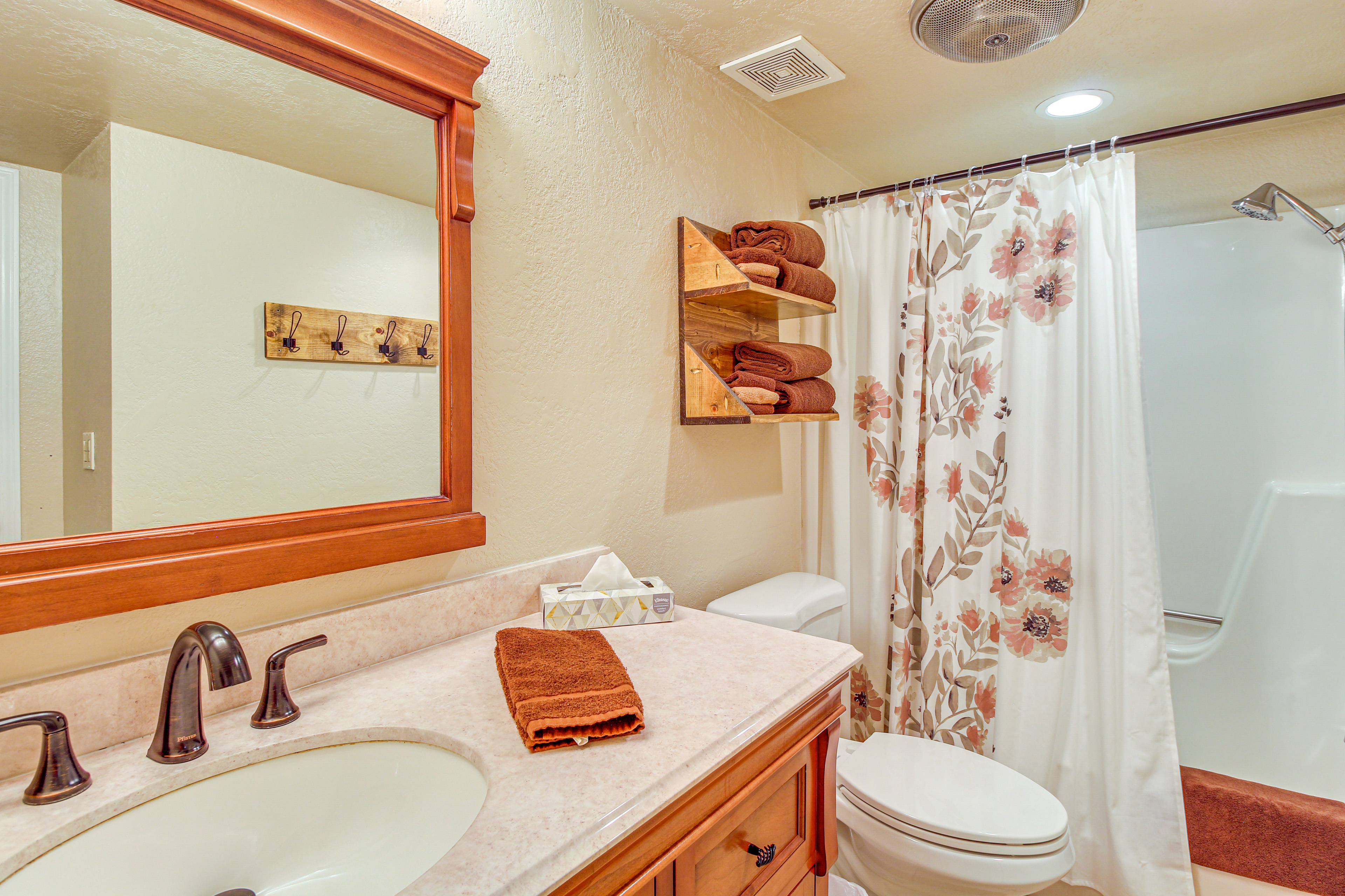 7 Mi to Rainbow Lake: Pinetop Condo w/ Patio!