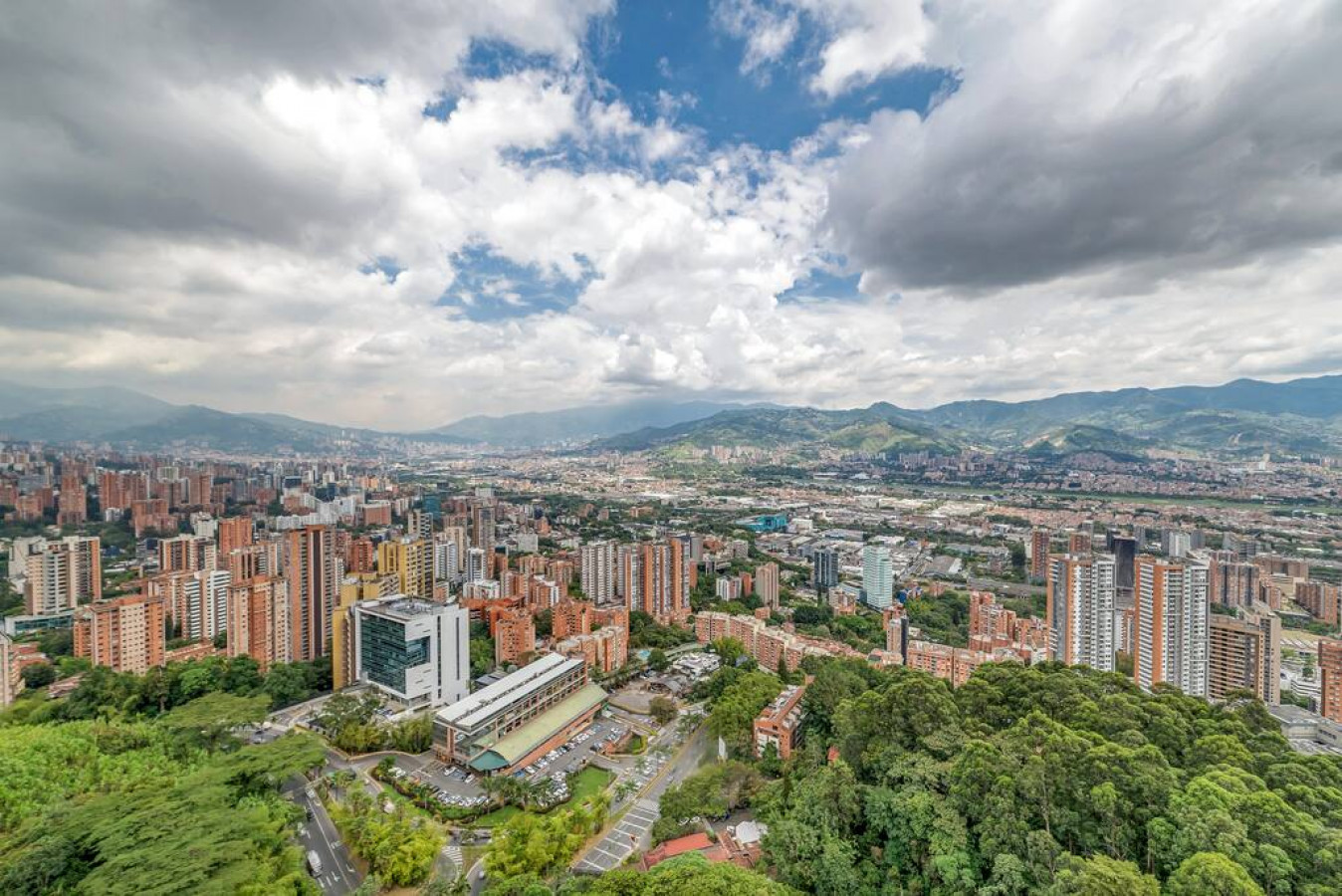 Property Image 2 - Apto de 2 habitaciones El Poblado con vista a la ciudad