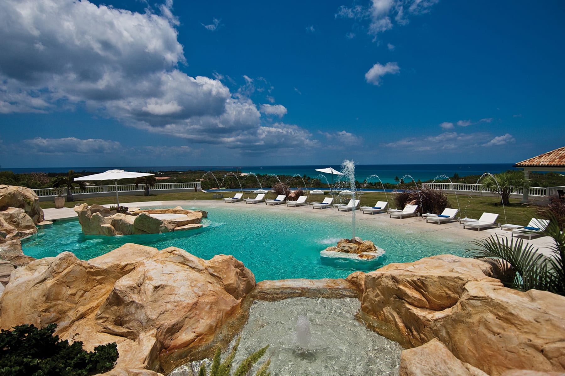 Sandyline - Luxury villa with two pools & a tennis court