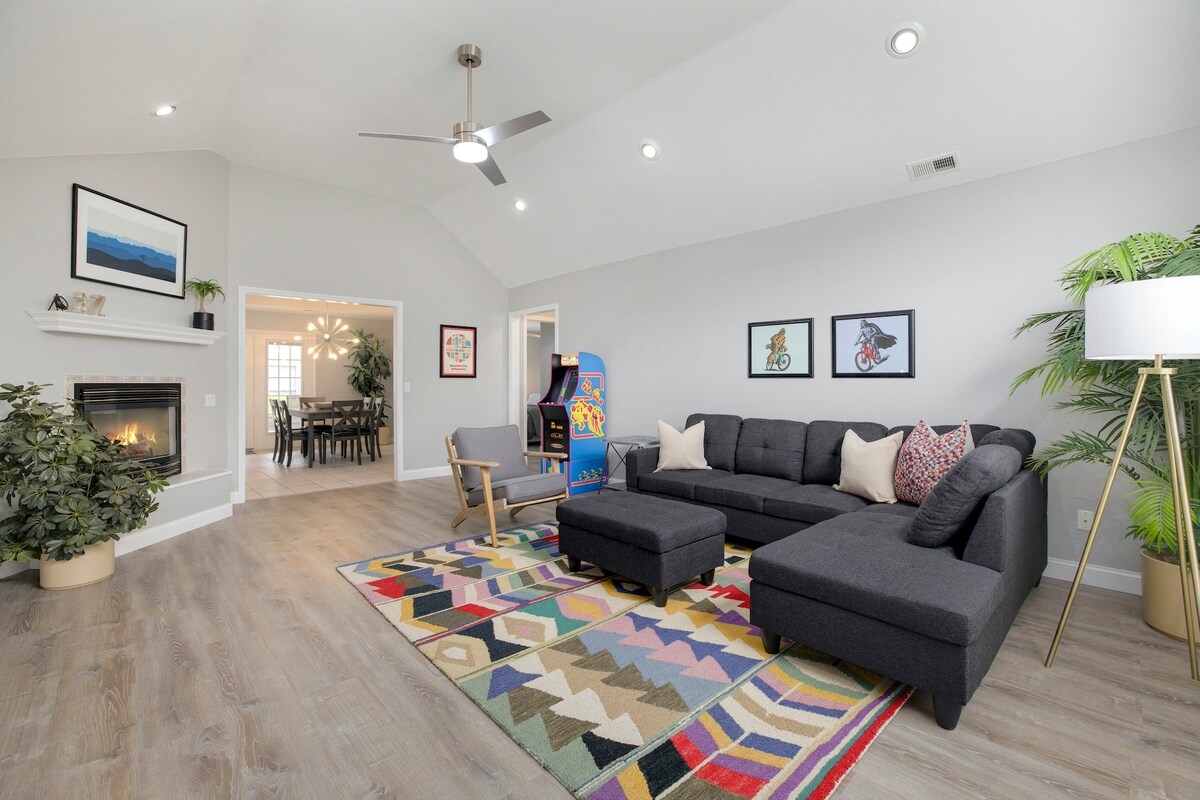 Welcome to The Coler House - an MTB friendly home just a pedal away from the Coler trailhead. Featuring a Ms. Pac Man gaming system in the living room!