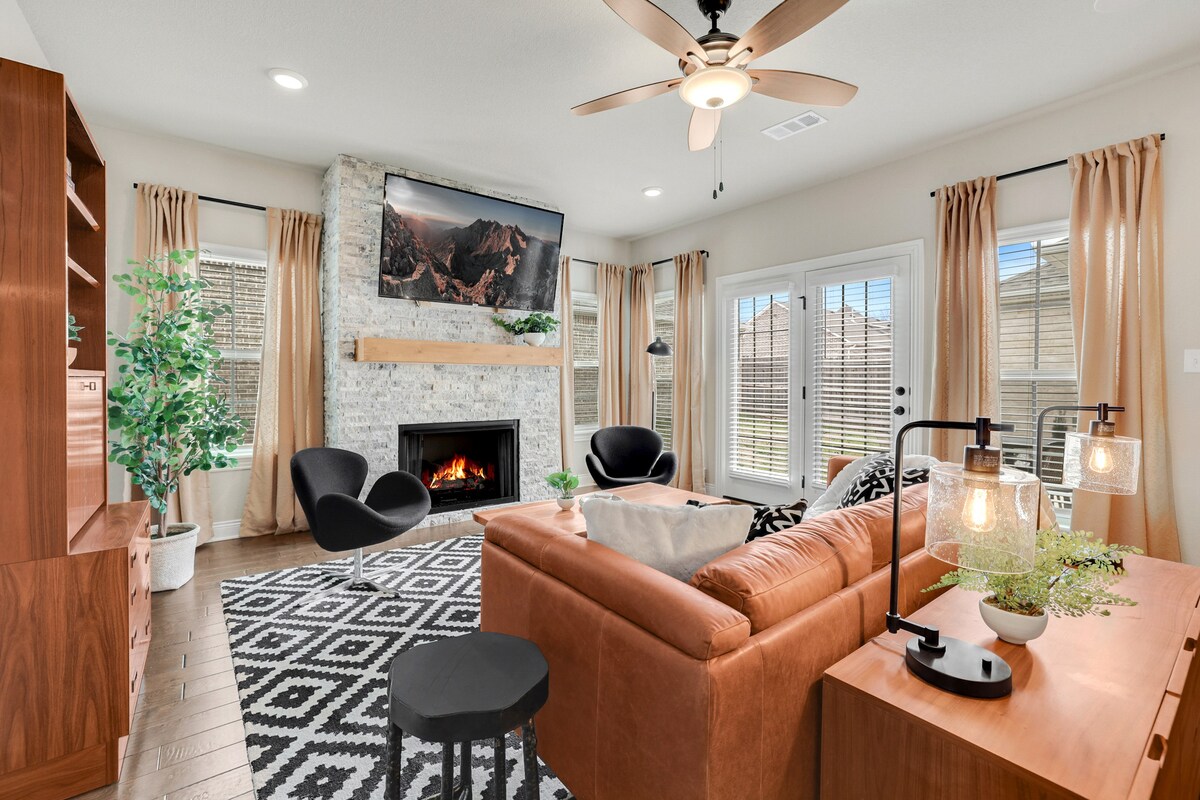 Located in a quiet family-friendly neighborhood in West Fayetteville, The Weston is the premier home away from home for anyone looking to take advantage of all this buzzing city has to offer.