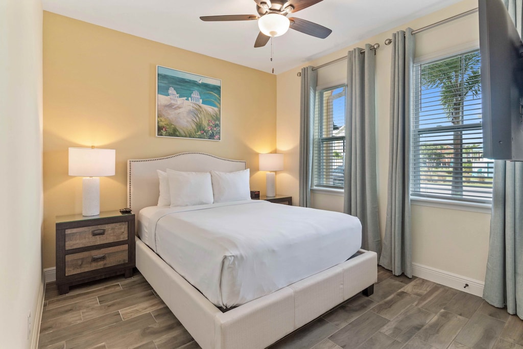 Warm bedroom of the cottage in Kissimmee Florida - A comfortable and inviting space for relaxation and rest - Well-appointed bedroom with neutral tones for a calming atmosphere - Cozy retreat with a plush bed, perfect for relaxation