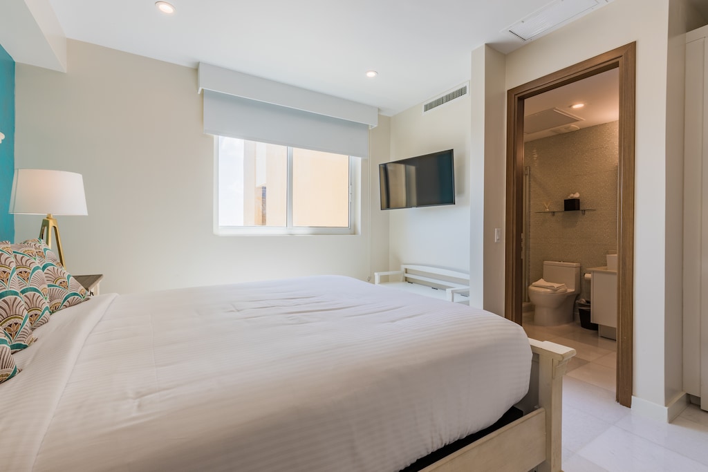 3rd bedroom w/ queen size bed