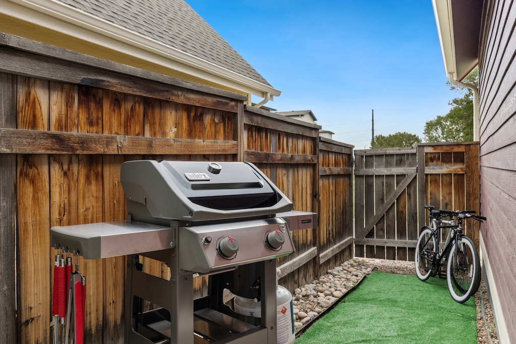 BBQ Grill and Complimentary Cruiser Bikes!