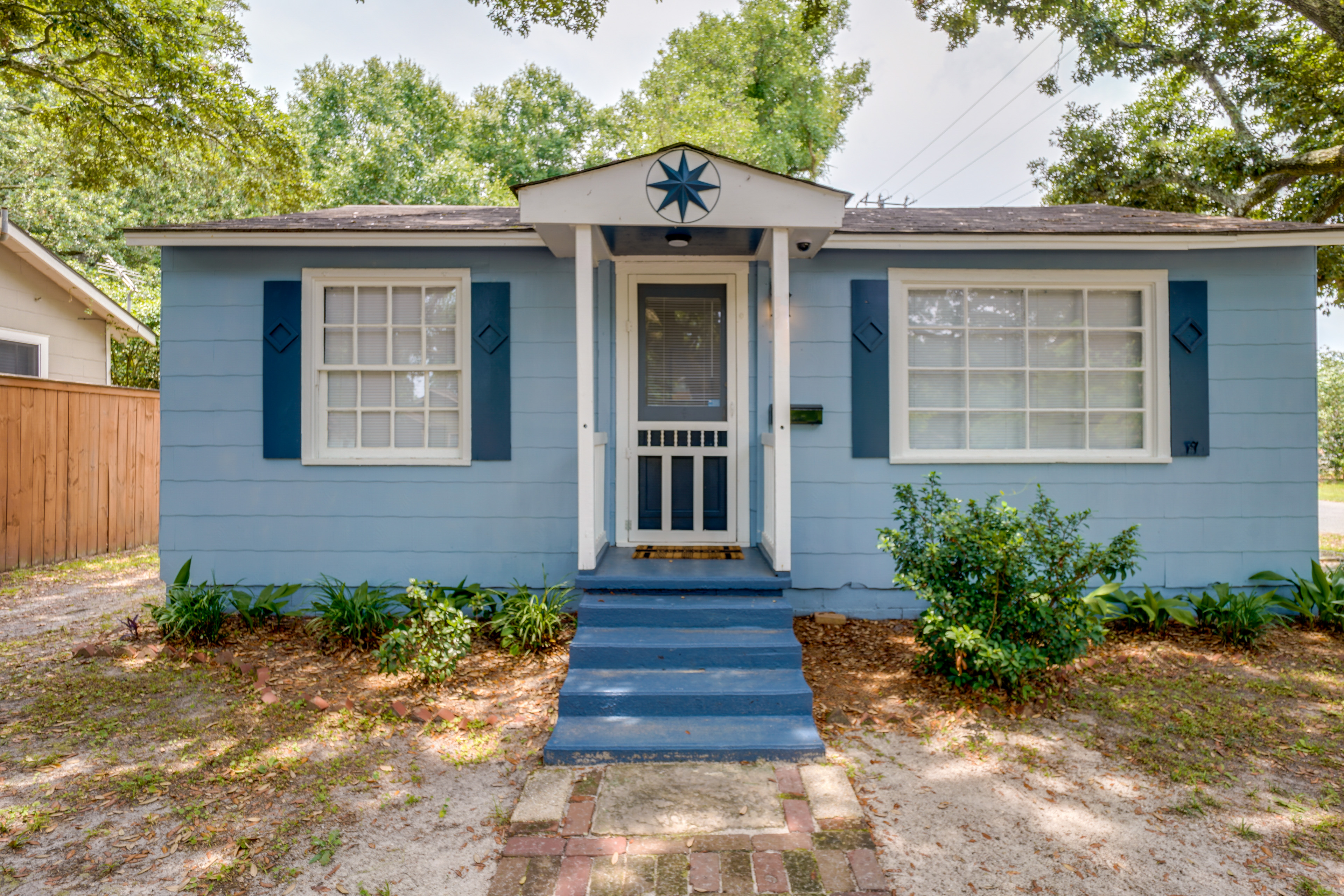 Property Image 1 - Cozy ‘3 Oaks Cottage’ in Gulfport: Close to Beach!