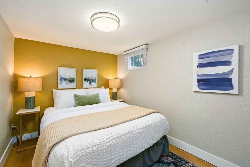 Bedroom 2 | Queen Bed