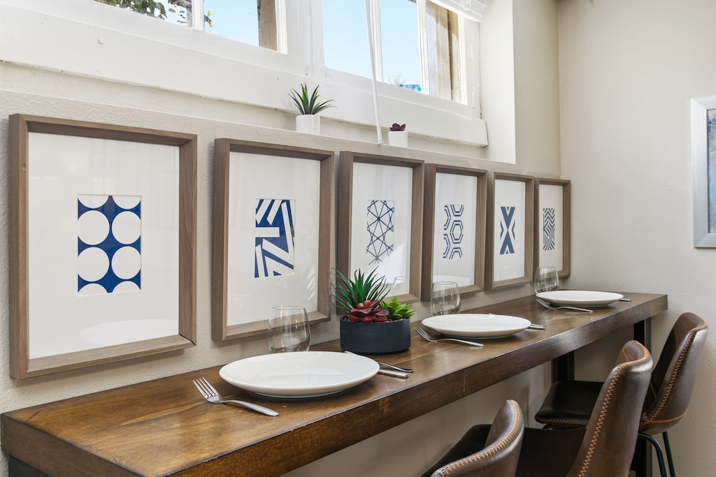 Breakfast Bar | Seating for 3!