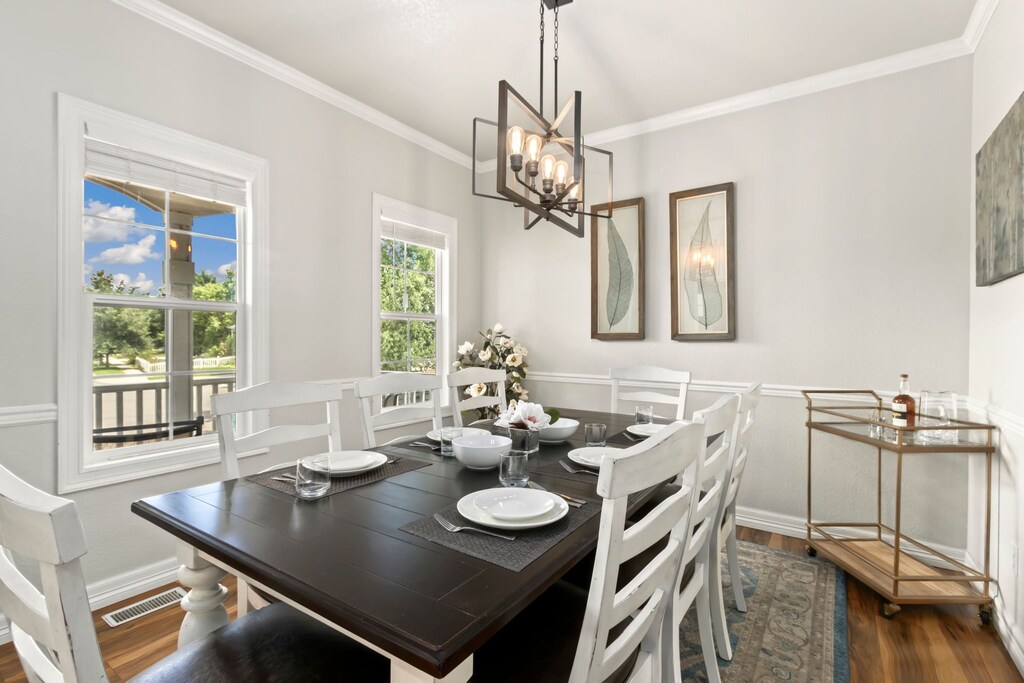 Dining Room | Seating for 8!