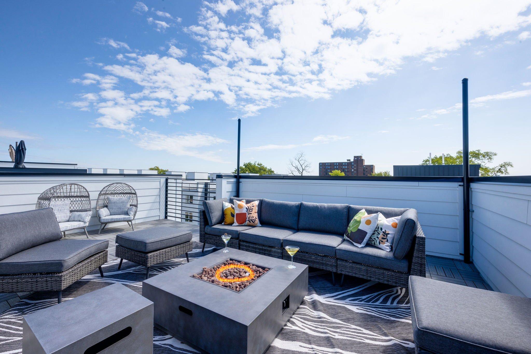 Property Image 1 - En-Vogue Vacay - Rooftop Deck- Minutes to Broadway