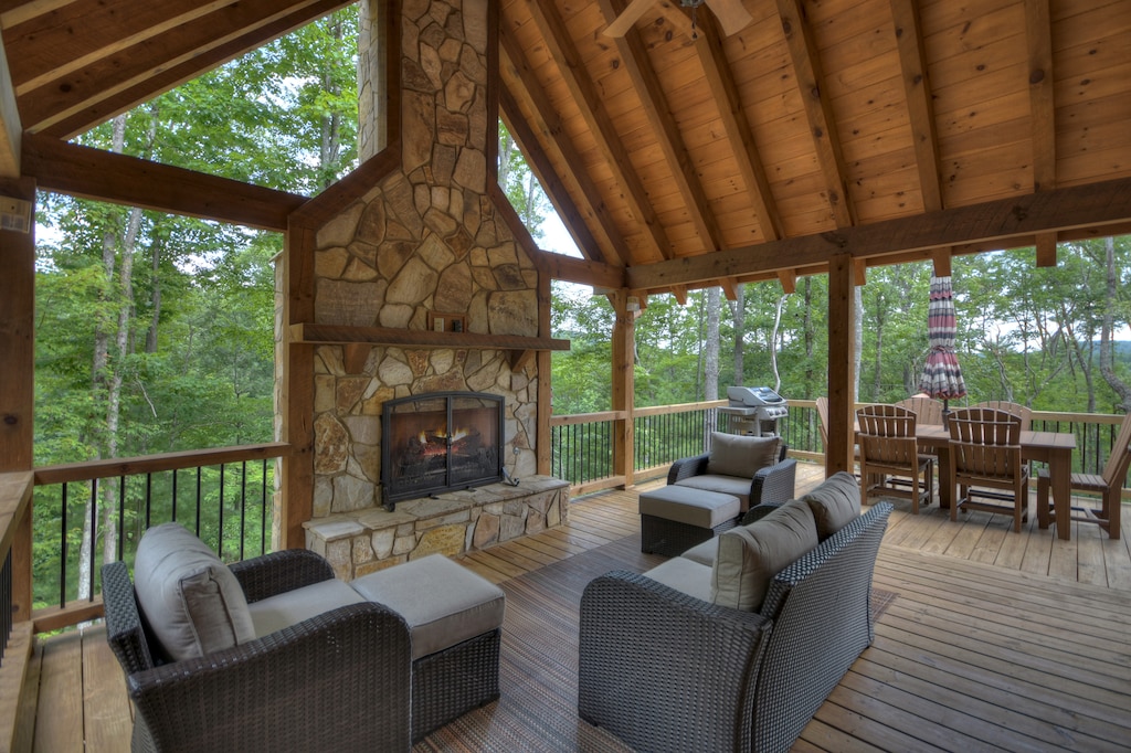 Deer Trails Cabin - Deck Lounge Area