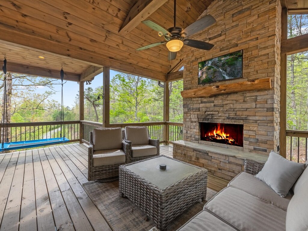 The Bird's Nest - Outdoor Fireplace and Seating