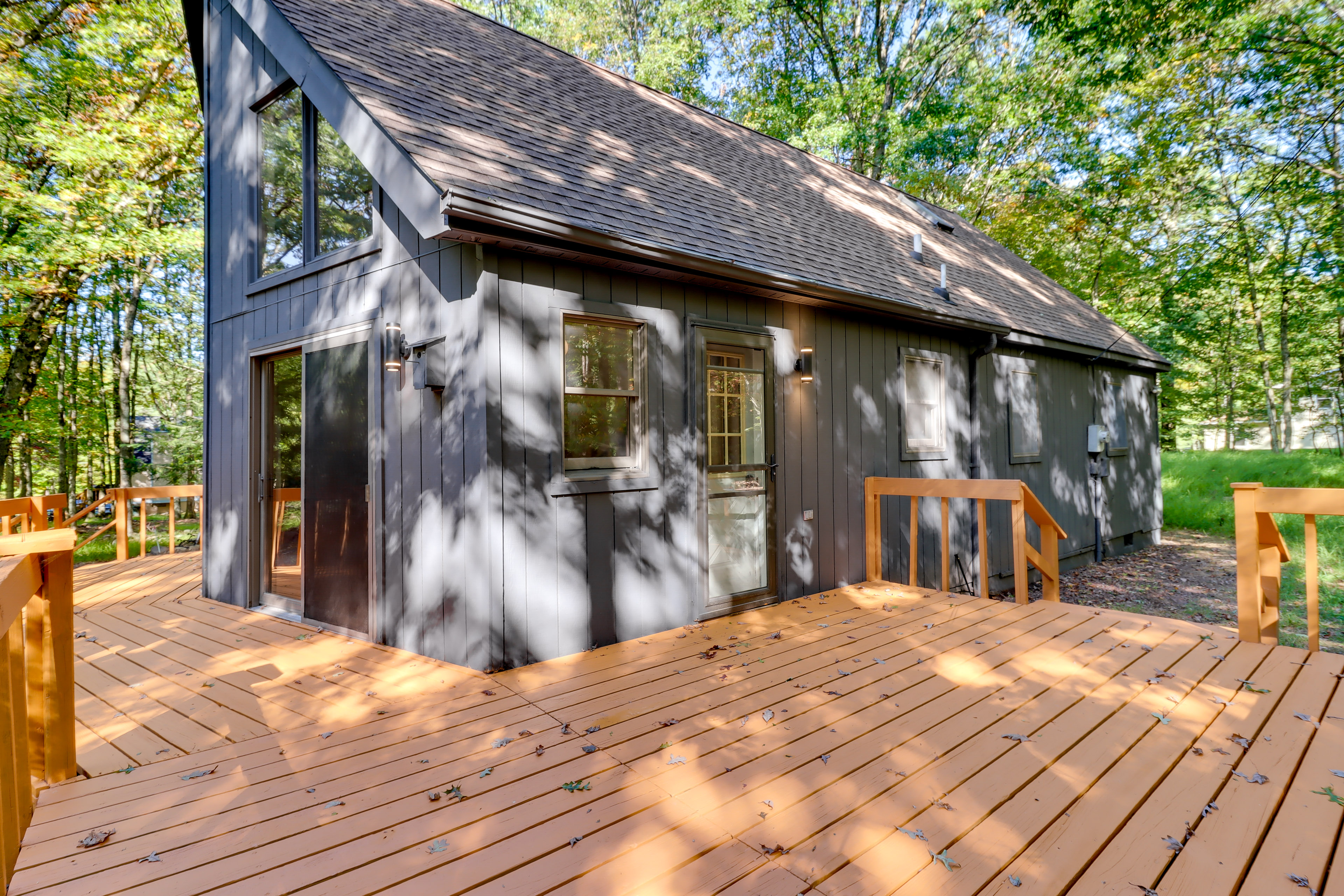 Bright + Modern Poconos Cabin: Community Beach!