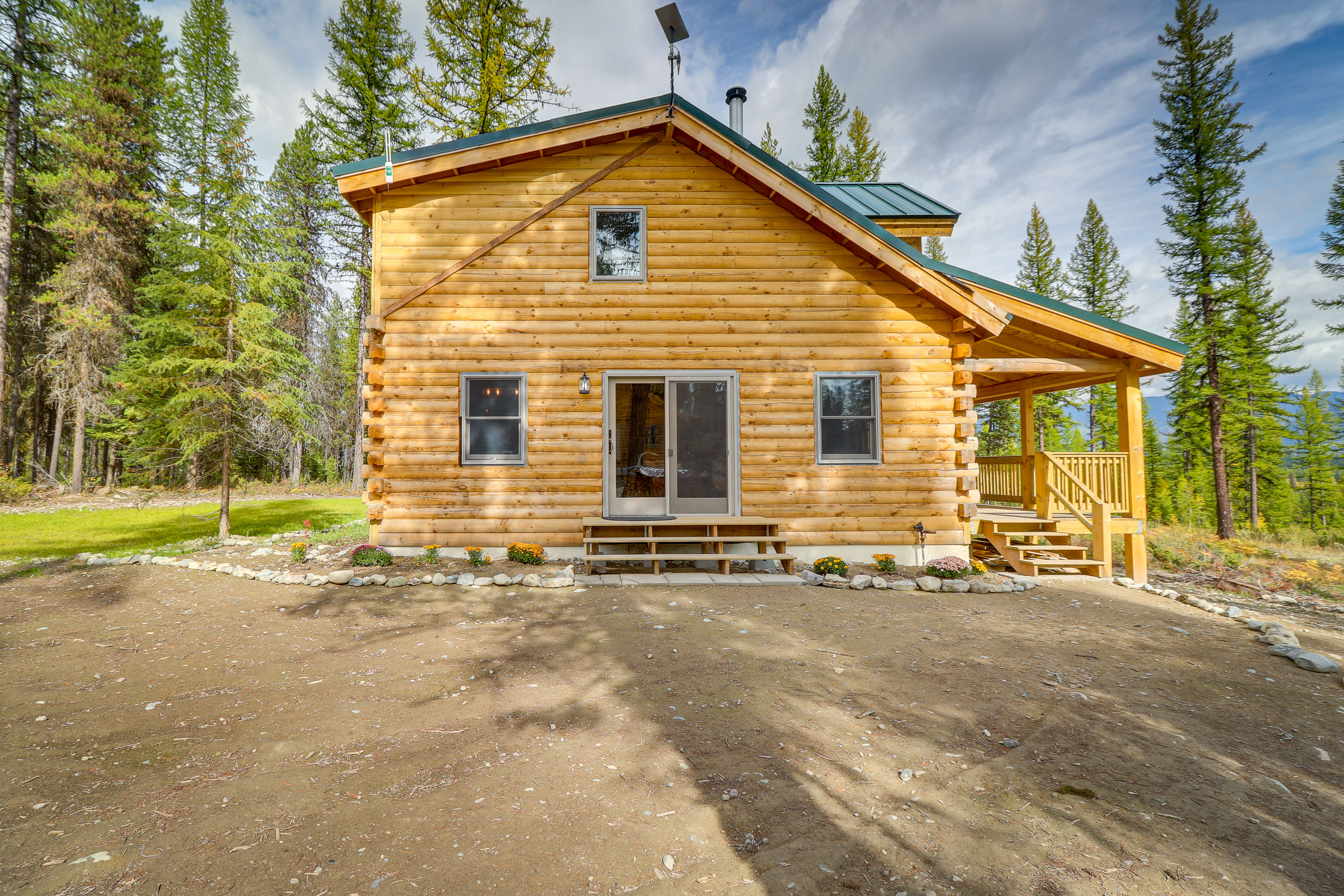 Secluded Cabin w/ Mtn Views ~ 33 Mi to Bigfork!