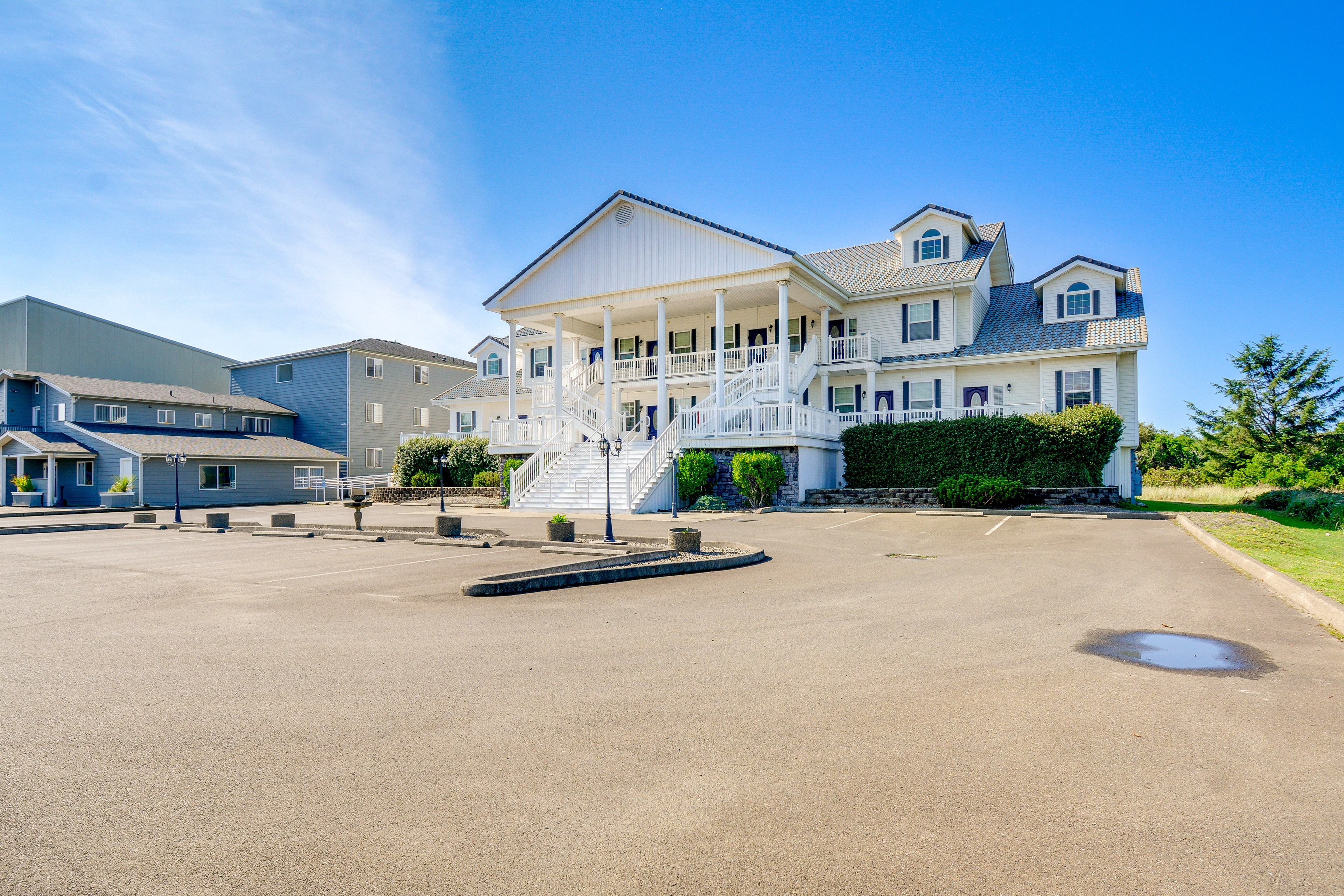 Property Image 1 - Ocean Shores Condo w/ Private Tub < 1 Mi to Beach!