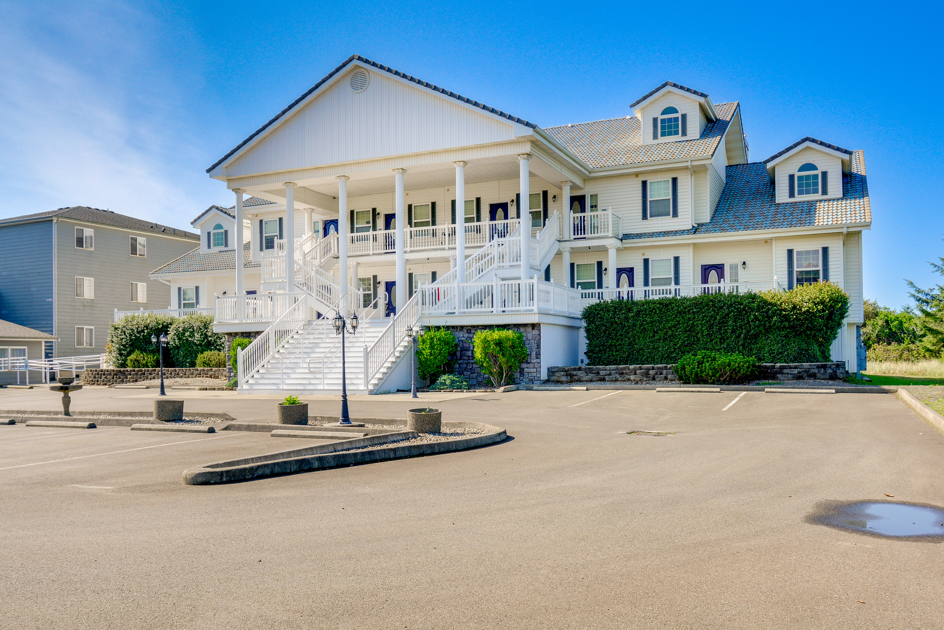 Property Image 2 - Ocean Shores Condo w/ Private Tub < 1 Mi to Beach!