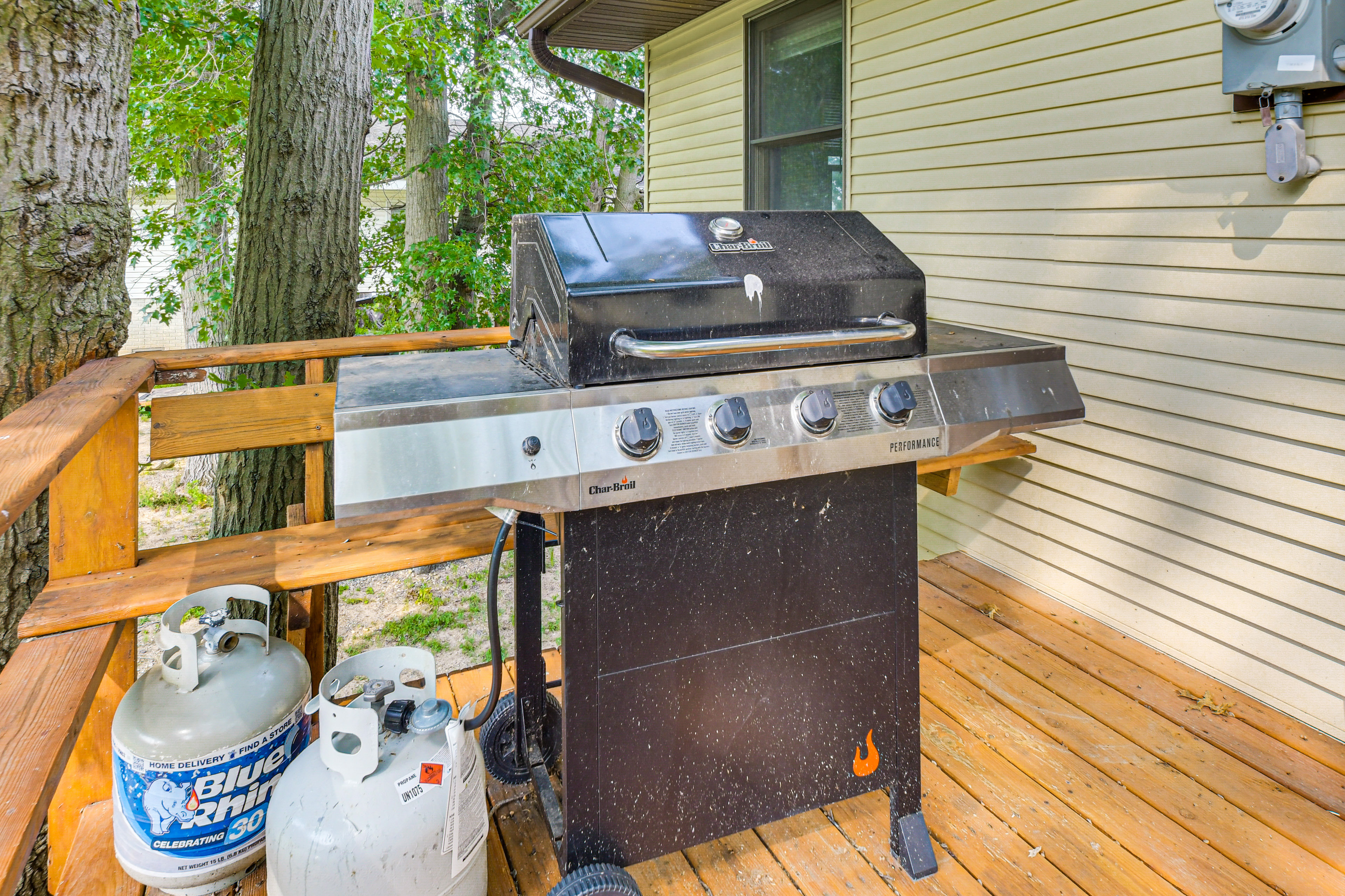 Scenic Views & Yard: Mississippi River Retreat!