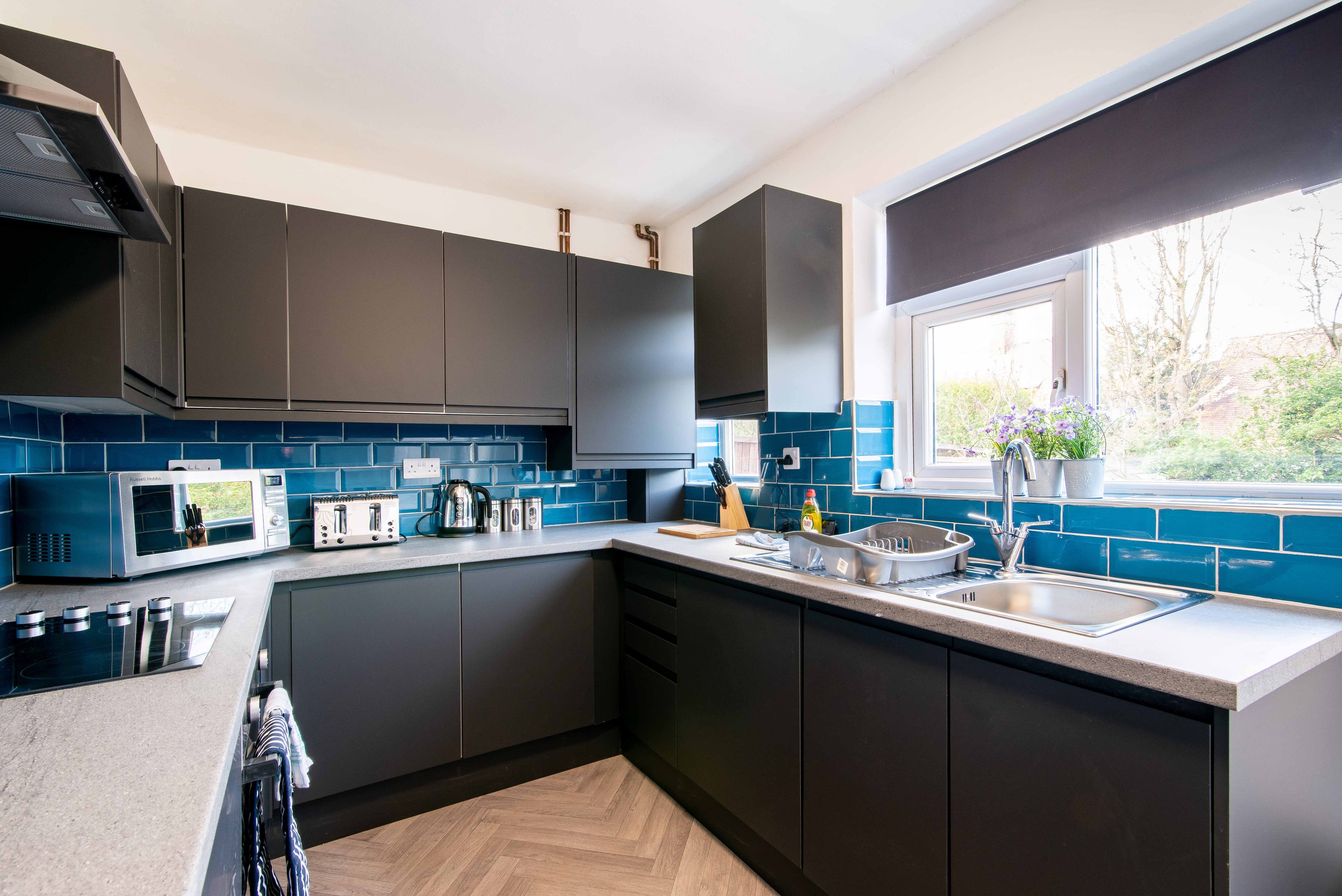 Kneeton Vale - Modern 4 bedroom with dining for 6 and enclosed rear garden 