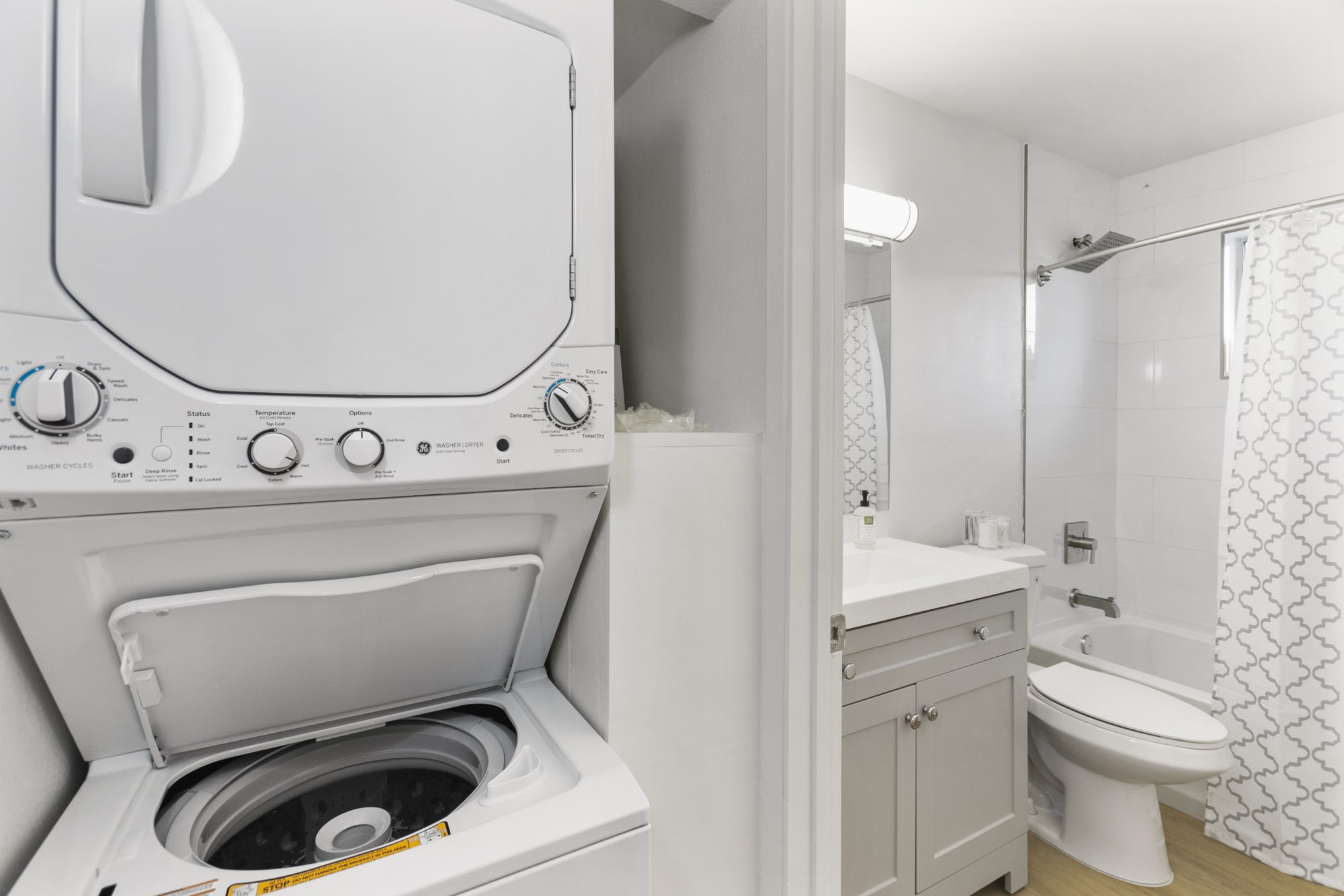 Contemporary Condo in Central Biltmore w/pool.