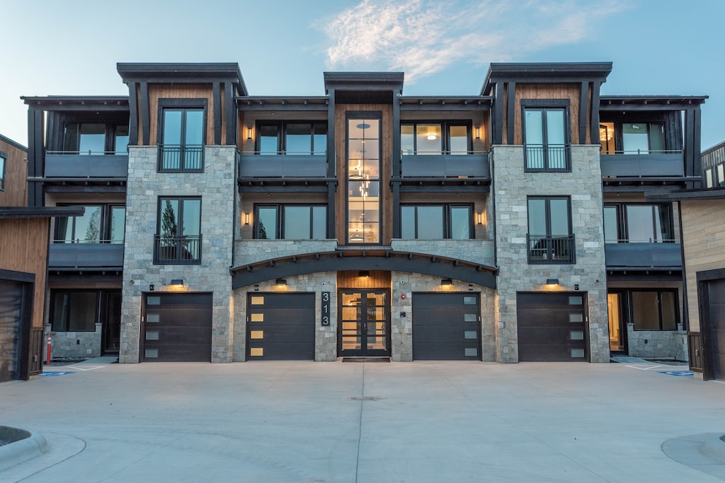 Luxury condos at Eagle Lake community | Exterior