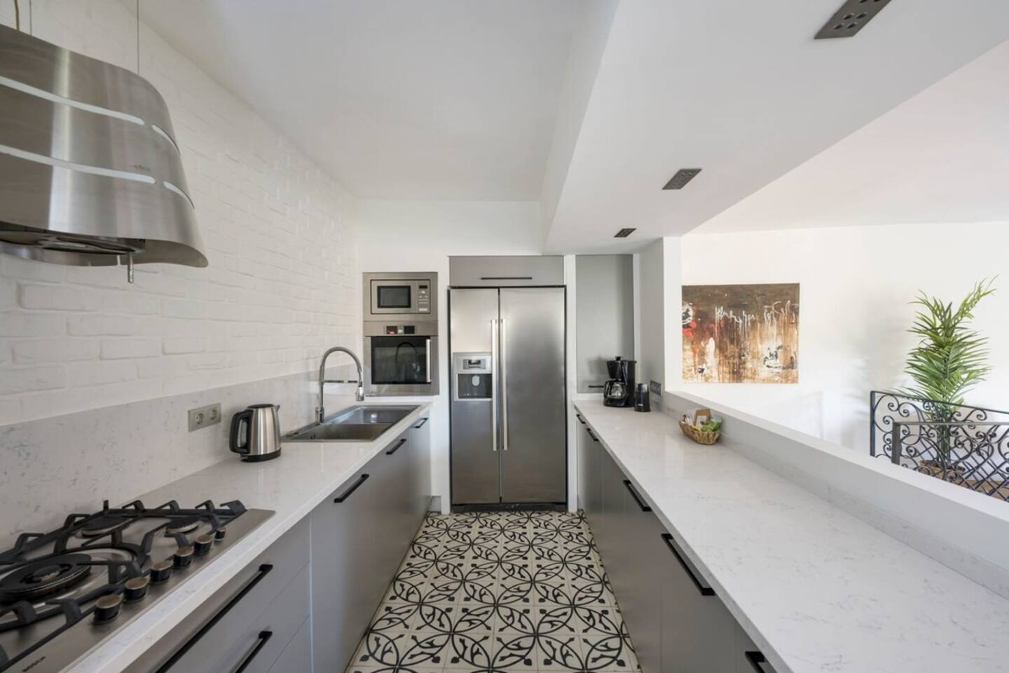 Beautiful Modern Bright 2BD Patio Duplex #179